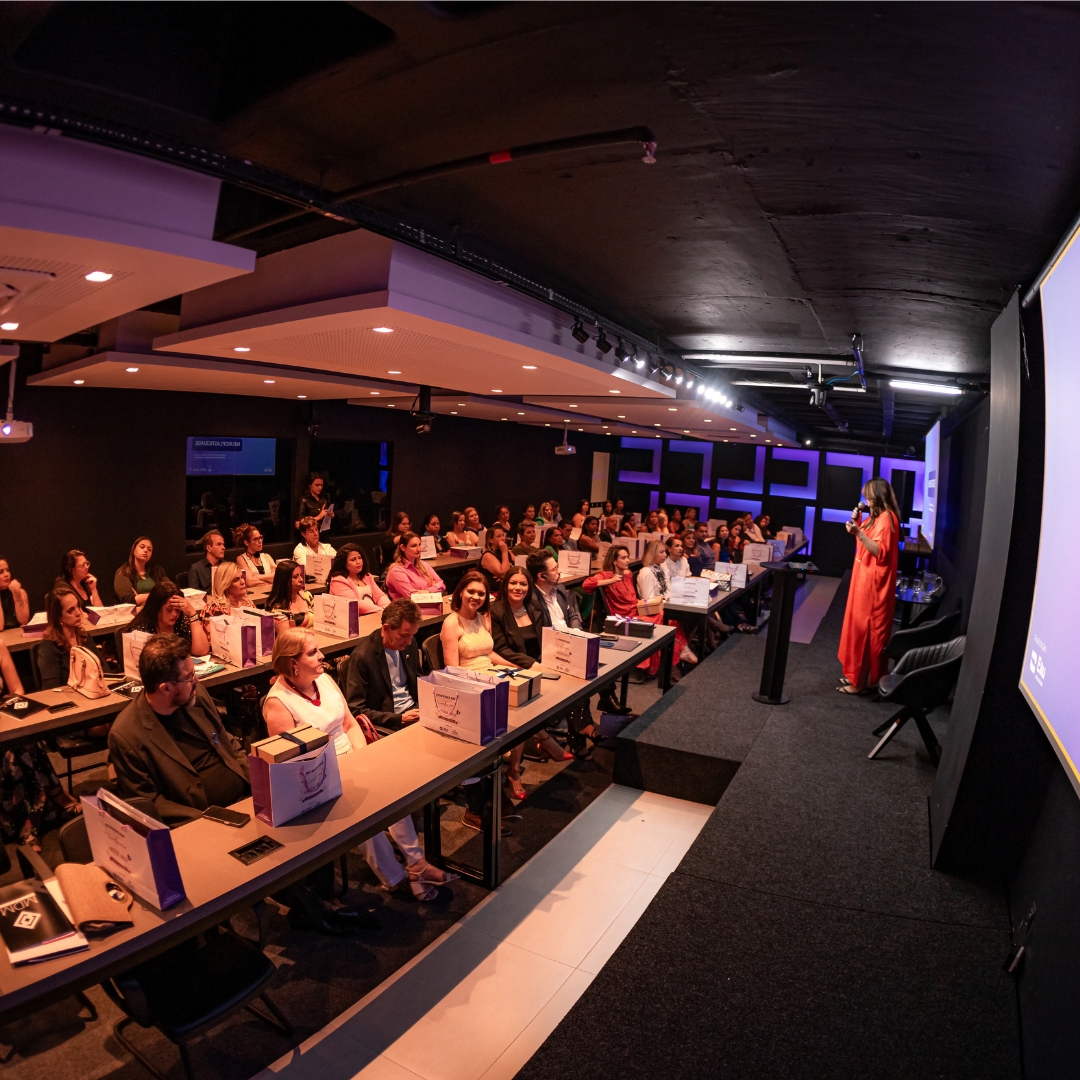 Lideranças educacionais conversando ao redor de uma mesa